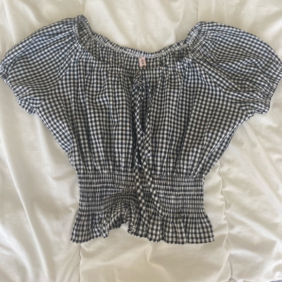 ✨Korean Brand Gingham Puff Top✨ - Picture 3 of 4